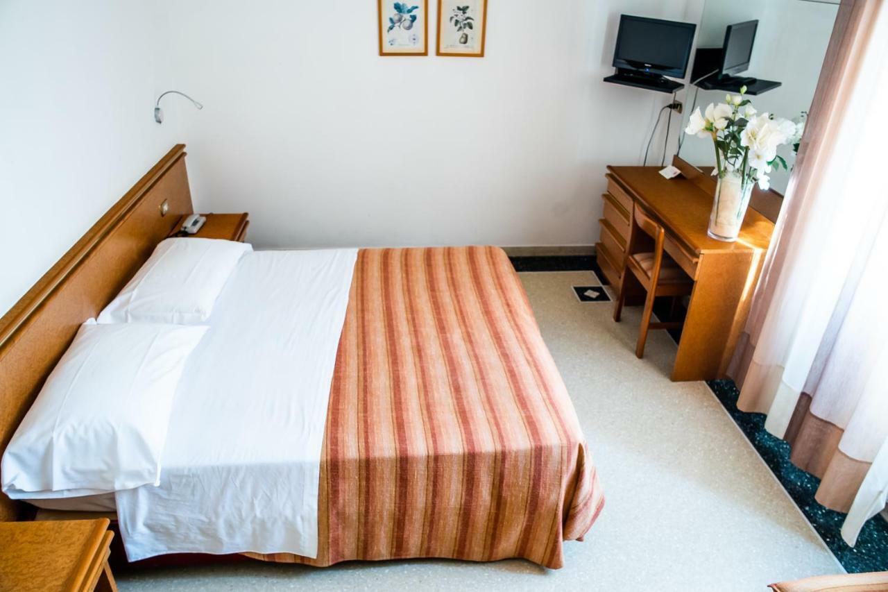 Hotel West End Alassio Kültér fotó