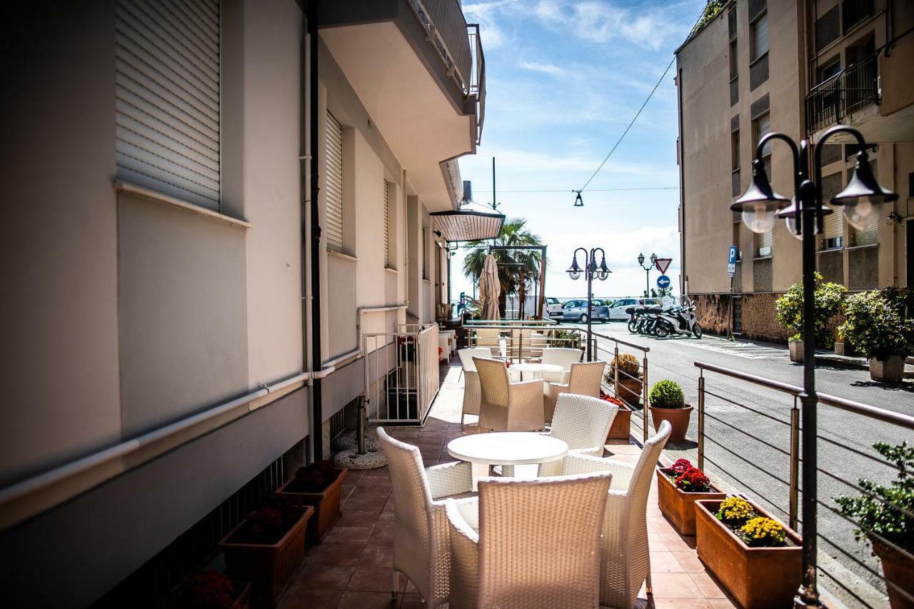 Hotel West End Alassio Kültér fotó